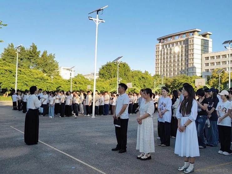 艺术系举行“赓续红色血脉，勇担青春使命”主题升旗仪式