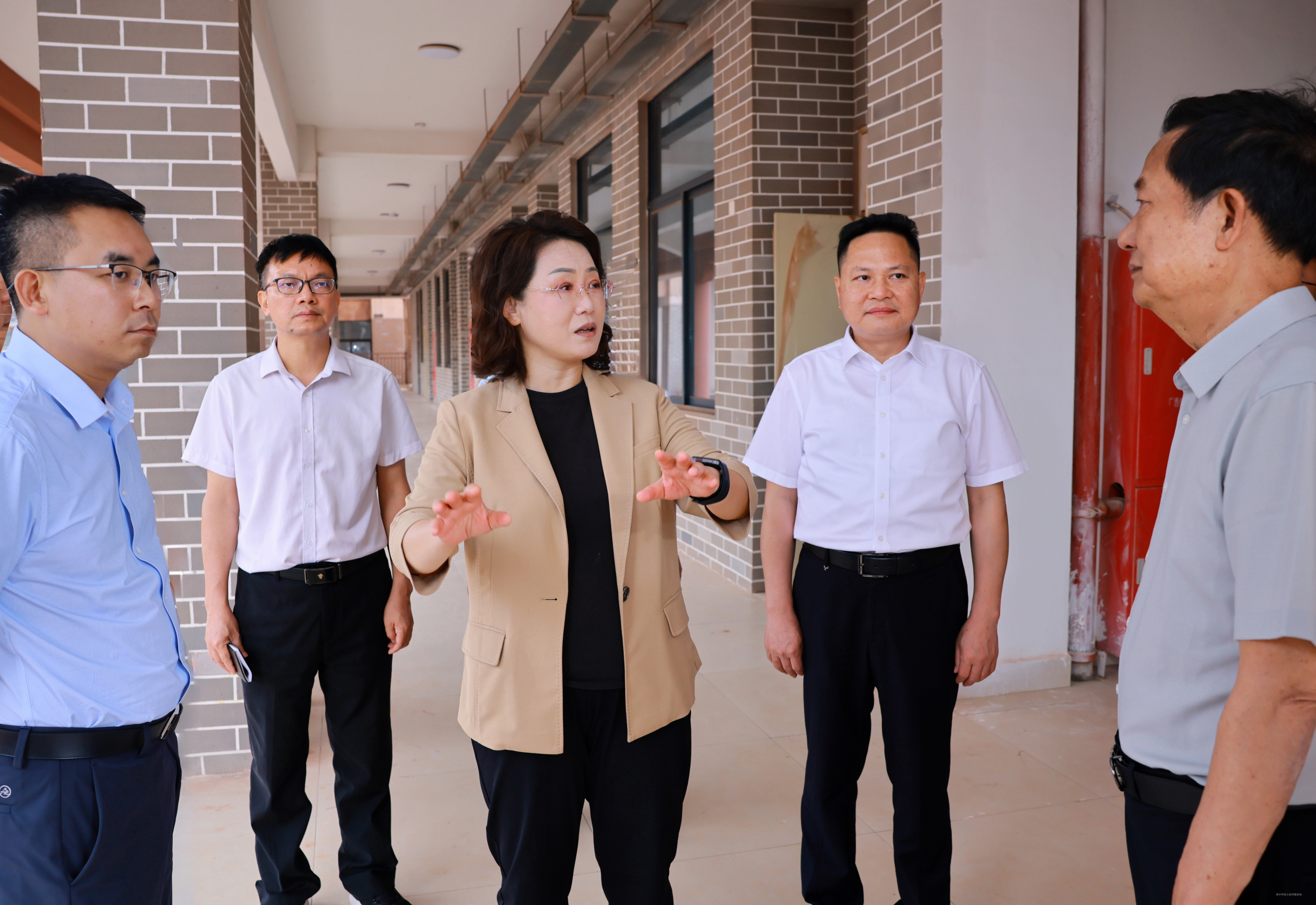 防城港市委书记黄江到贝博官网防城港校区开展专题调研