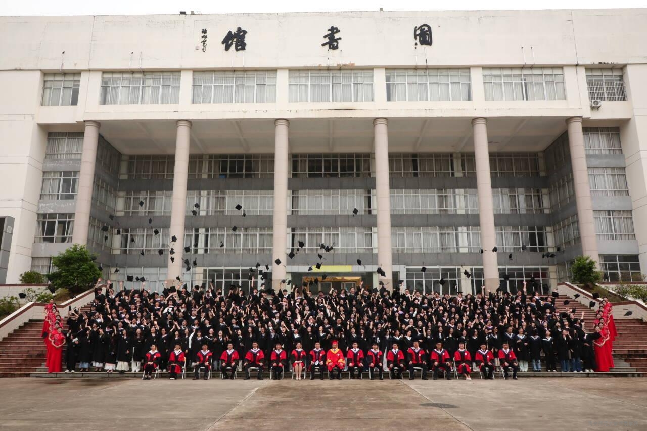 贝博官网隆重举行2026年毕业典礼暨学位授予仪式